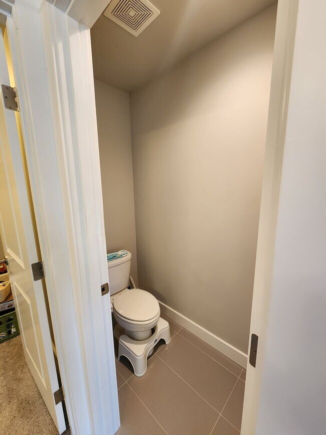 Building Photo - Large Spacious 4 Bed Home