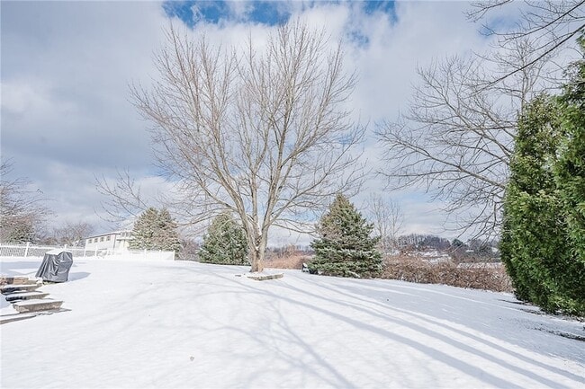 Building Photo - 979 Barclay Rd