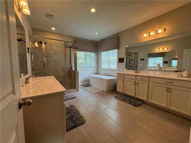 Building Photo - 512 Edgewater Dr