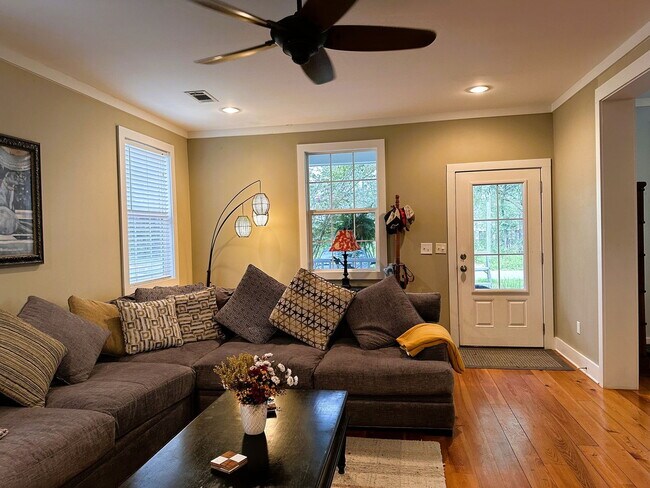 Building Photo - "Charming 4-Bedroom Retreat near beach acc...
