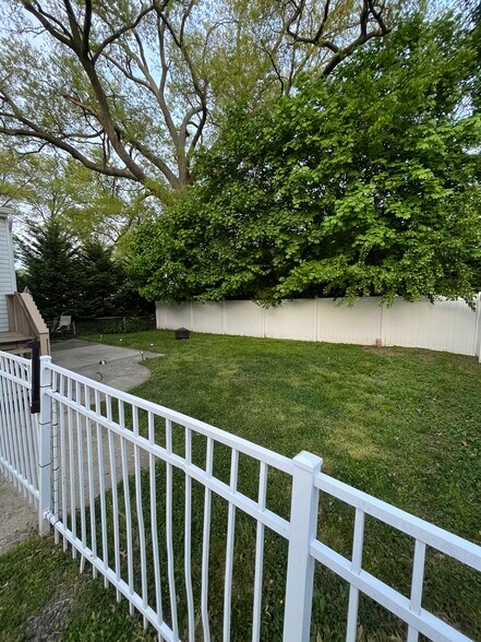 Building Photo - 10 E Linden Ave