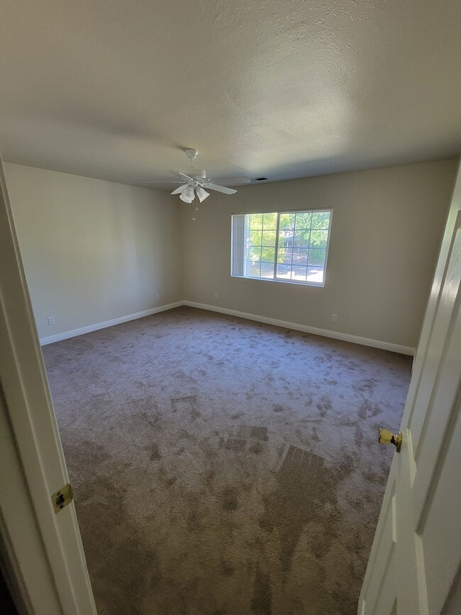 Building Photo - 158 Hall Ln