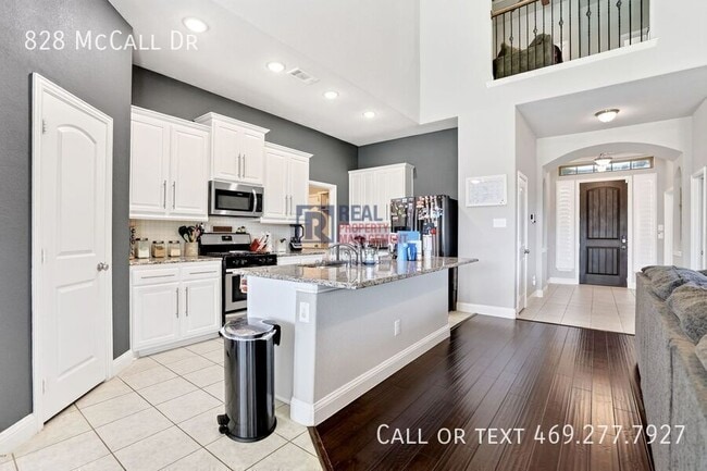 Building Photo - 828 McCall Dr