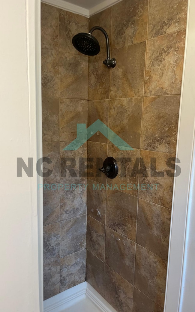 Building Photo - 1212 Red Oak Ave