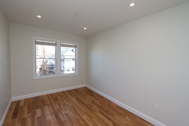 Building Photo - 14-16-16 Harriet St