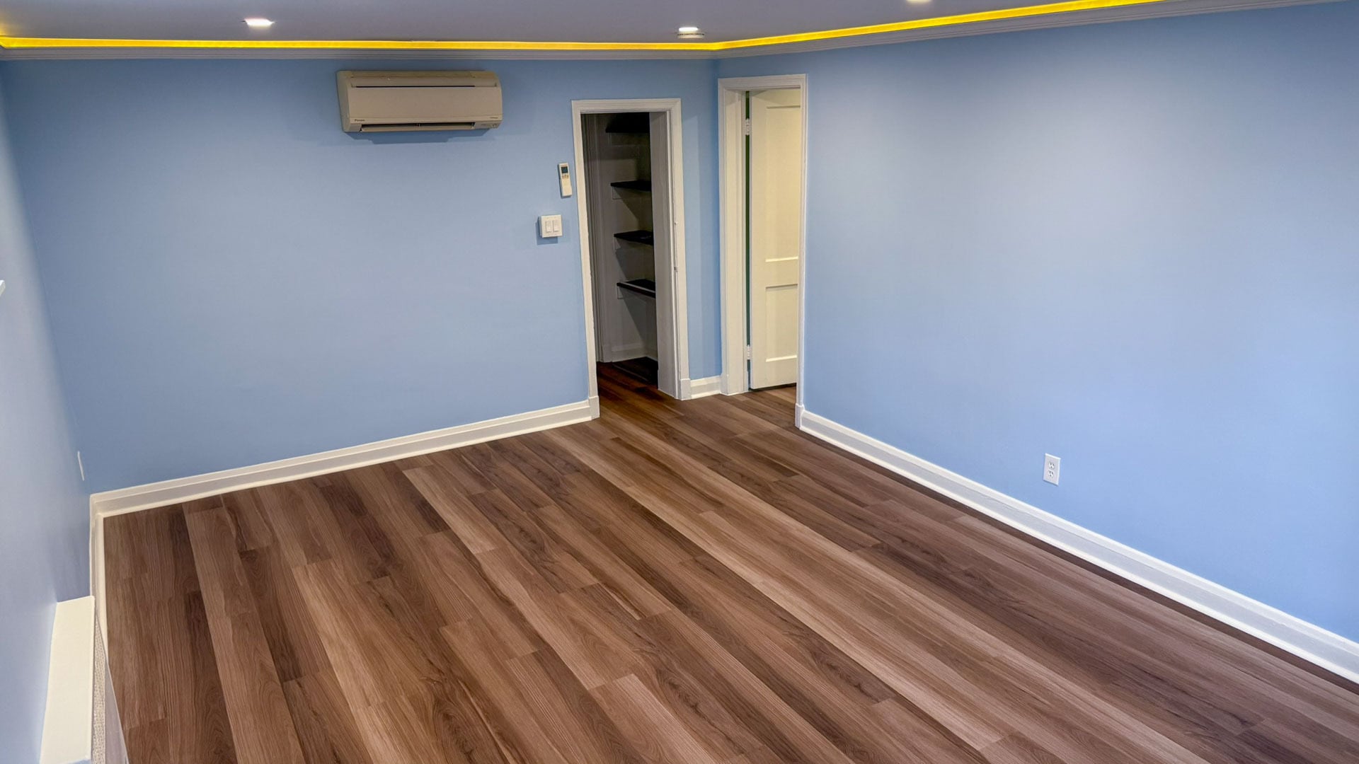 Living/Den - 2207 Sulgrave Ave