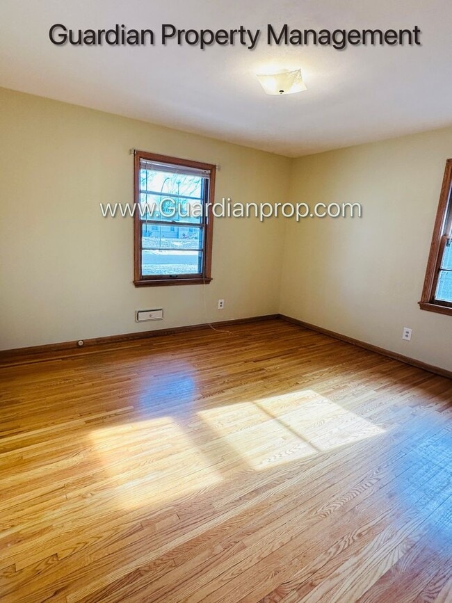Building Photo - Spacious Richfield Side by Side, Renovated...