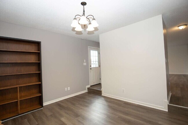 Building Photo - "Charming 3-Bedroom Retreat with Granite Touches and Cozy Fireplace on Winchester Rd!"