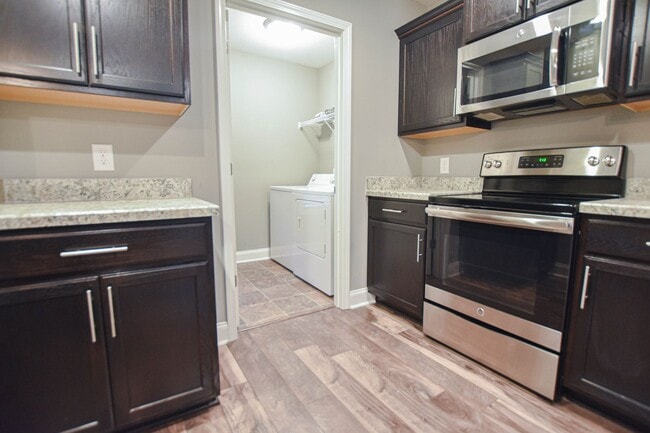Building Photo - Pet Friendly Three Bedroom!