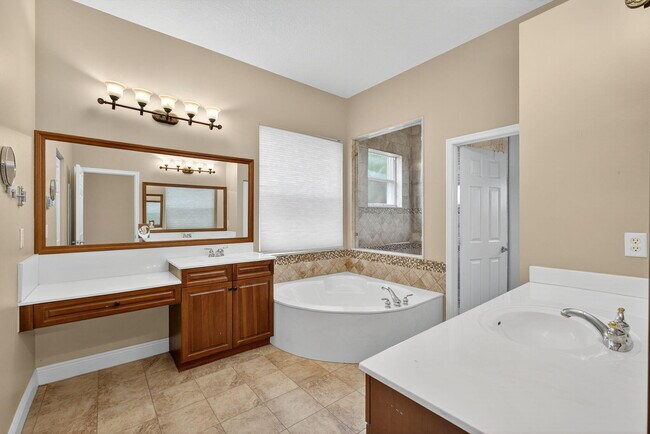 Building Photo - 8933 Alexandra Cir