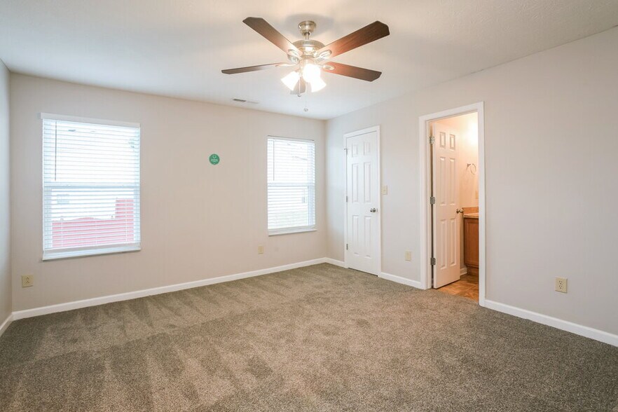 Building Photo - 2208 Rossington Ln