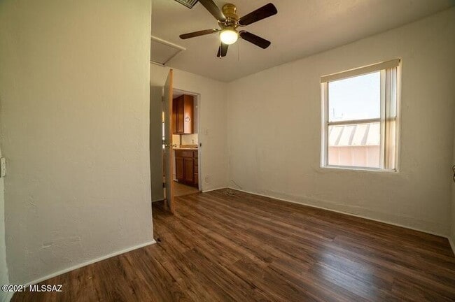 Building Photo - 804 N Perry Ave