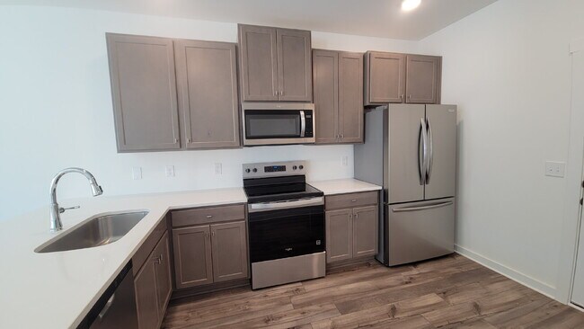 Building Photo - "Charming Newly built 3-Bed Townhouse Retreat with Granite Elegance in Prime Huntsville Location!"