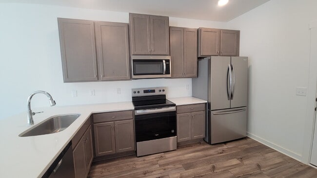 Building Photo - One free month with 18-month lease!!!  "Charming 3-Bed Townhouse Retreat with Granite Elegance in...