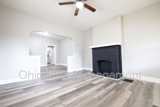 Building Photo - 618 Racine Ave