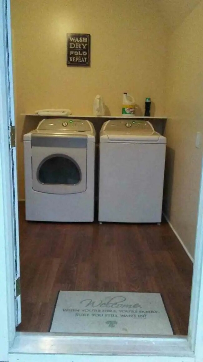 Laundry Rm - 2403 N Elmendorf St