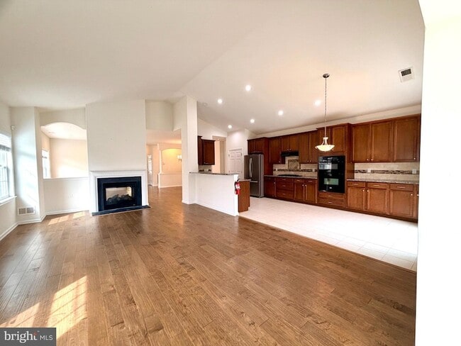 Building Photo - 37 Murano Dr