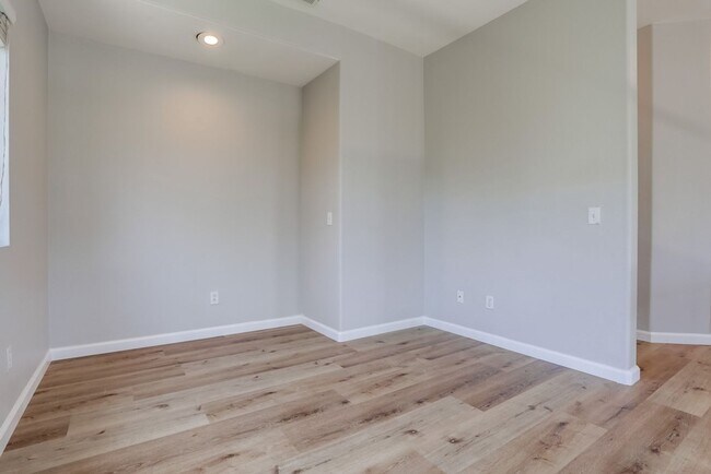 Building Photo - 3 Bedroom Home in Cul De Sac Available Now...