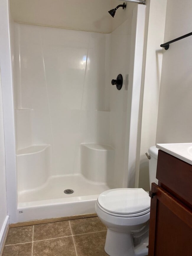 Building Photo - 3 Bedroom, 3.5 Bath Townhouse with Full Fi...