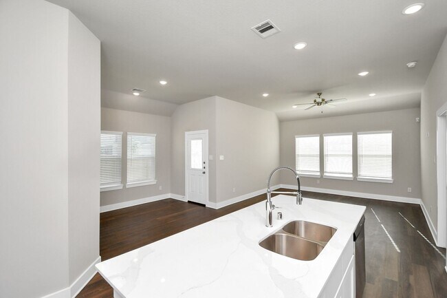 Building Photo - Elm