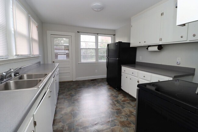 Building Photo - 4910 Colonial Dr