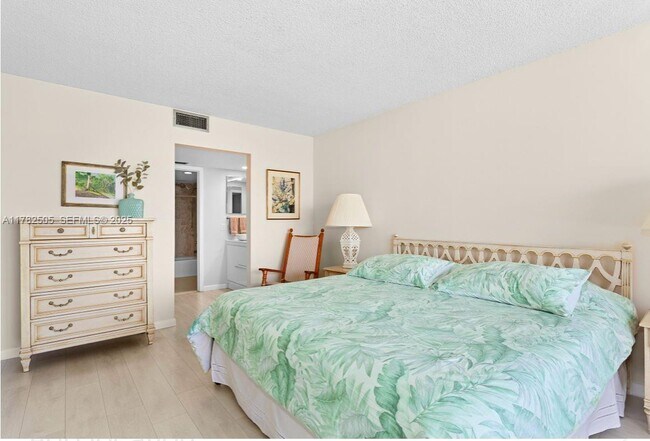 Building Photo - 881 Ocean Dr