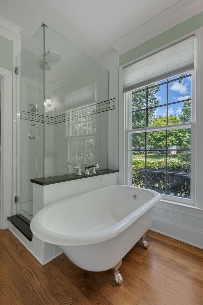 Building Photo - AVAILABLE NOW-- 4-Bed/5-Bath in the heart ...