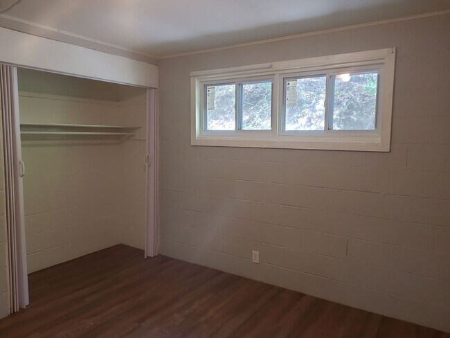 Building Photo - Newly Available! 2 Bedroom in Red Bank!
