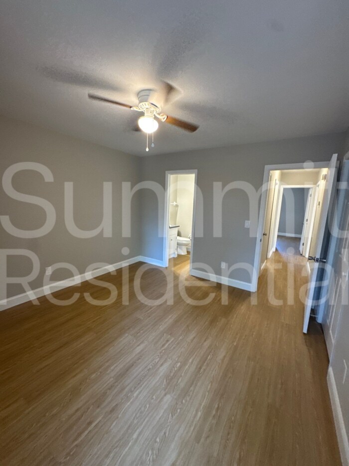 Building Photo - 121 Johnny Reb Dr