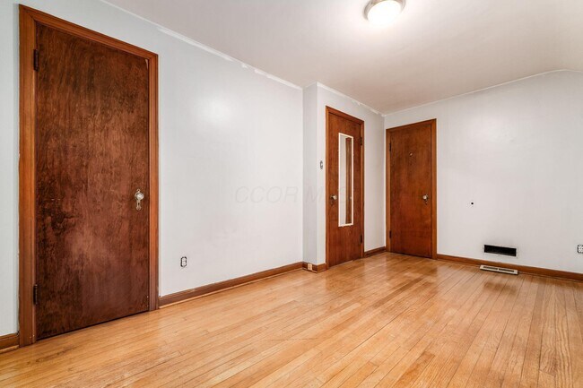 Building Photo - 683 S Roosevelt Ave