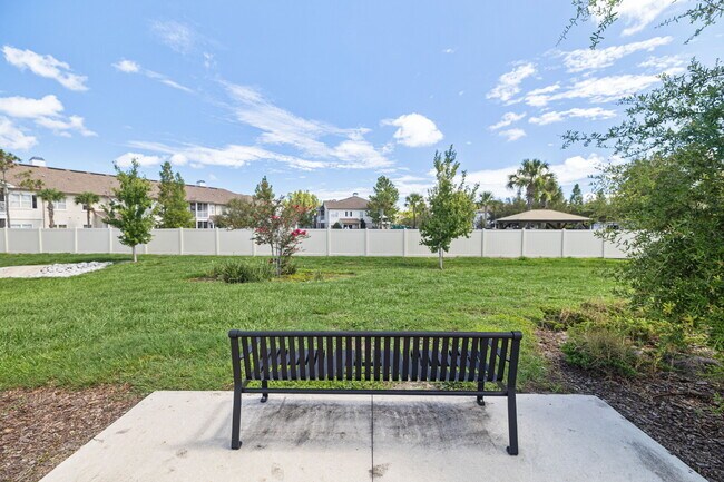 Building Photo - "Charming 3-Bed Sanctuary in Lutz with gre...