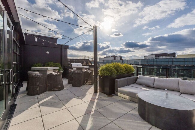 Building Photo - One Month Free For A Lease Start by 8/3! 6...