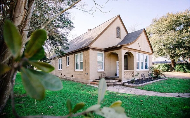 Building Photo - 2002 Milam St