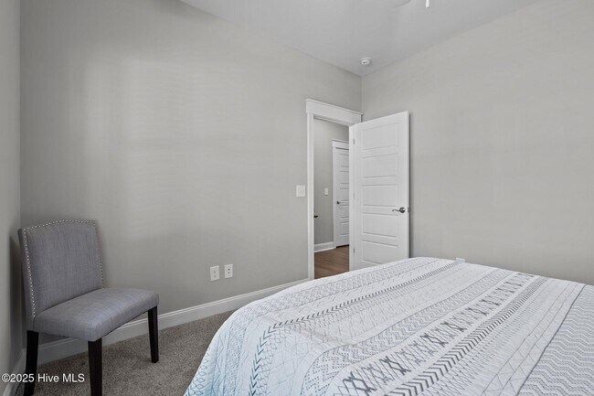 Building Photo - 594 E L Ives Dr