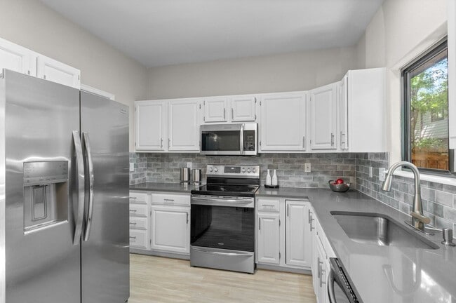 Building Photo - Contemporary Comfort Meets Convenience in ...