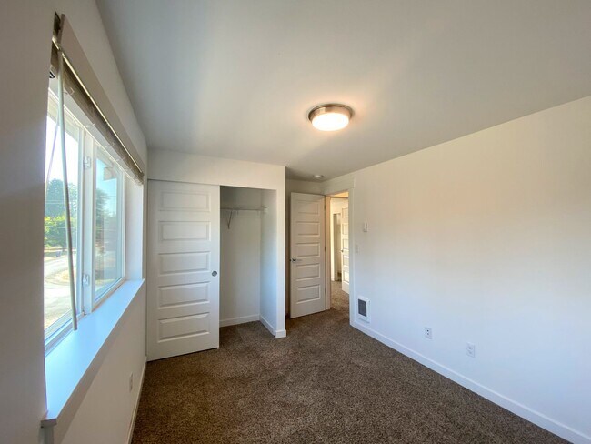 Building Photo - Vintage University Place Four Bedroom