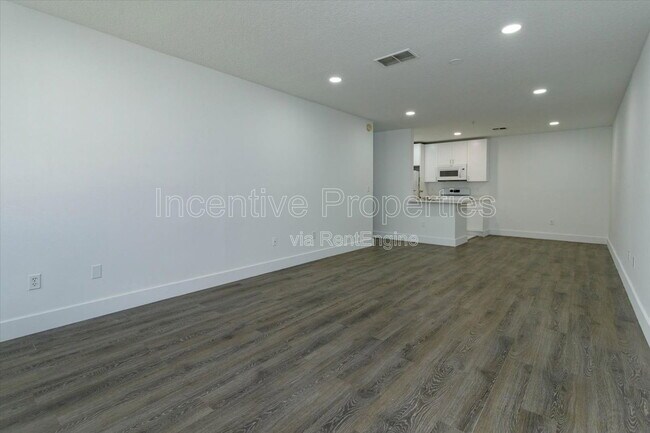 Building Photo - 4352 S Kirkman Rd