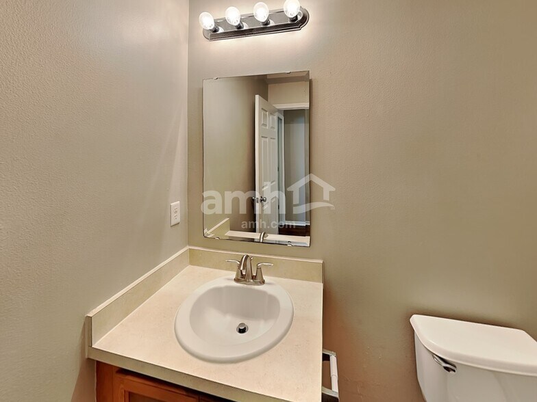 Building Photo - 7271 Wakeview Dr