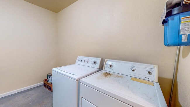 Building Photo - Cozy two bedroom one bath with large stora...