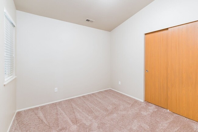 Building Photo - Inviting 3 Bedroom/2 Bathroom Duplex in Puyallup! Two Car Garage, Fenced Yard, Cul-de-Sac, New Pl...