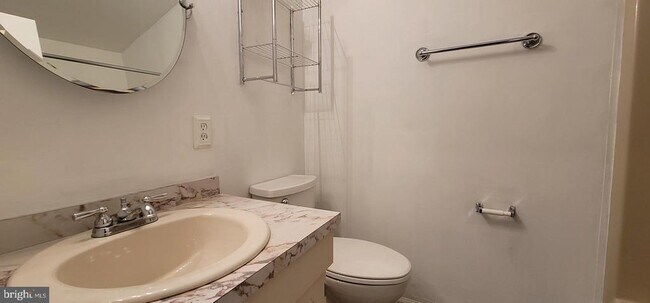 Building Photo - 2209 Greenwood Dr