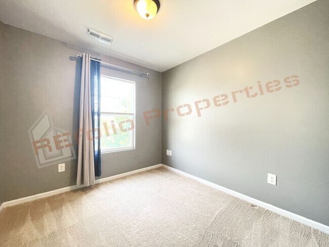 Building Photo - Comfortable 3-Bedroom Townhouse w/2 Assign...
