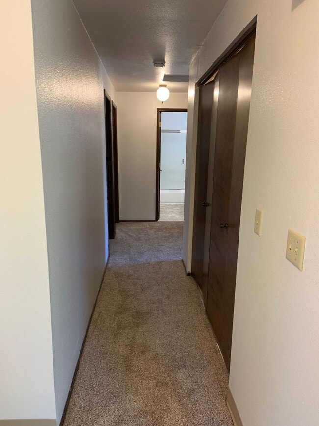 Building Photo - 2955 NW Glenridge Dr
