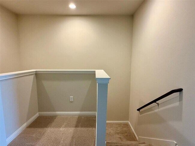 Building Photo - 6814 E Riverside Dr