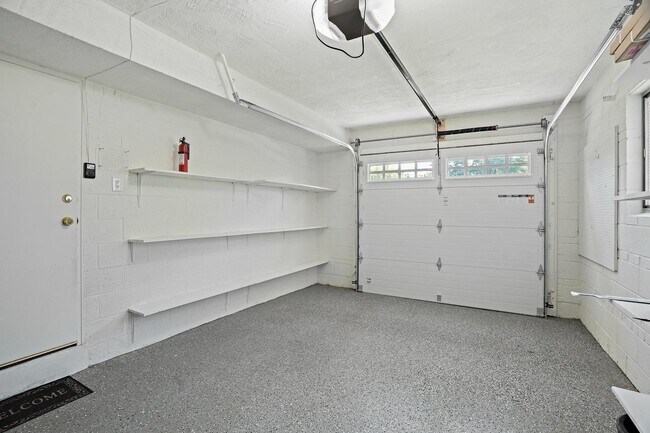 Building Photo - 6607 Lone Oak Dr