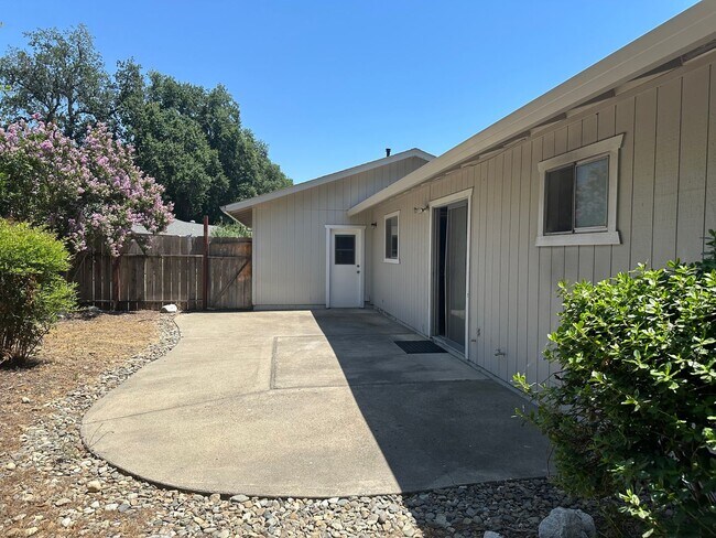 Building Photo - Well maintained home in desirable neighbor...