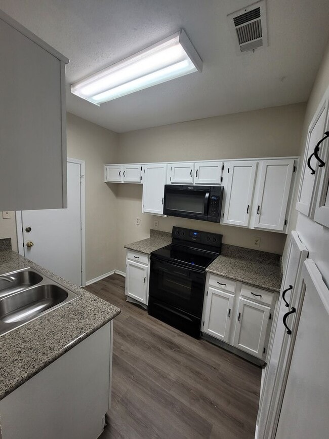 Building Photo - Newly remodeled