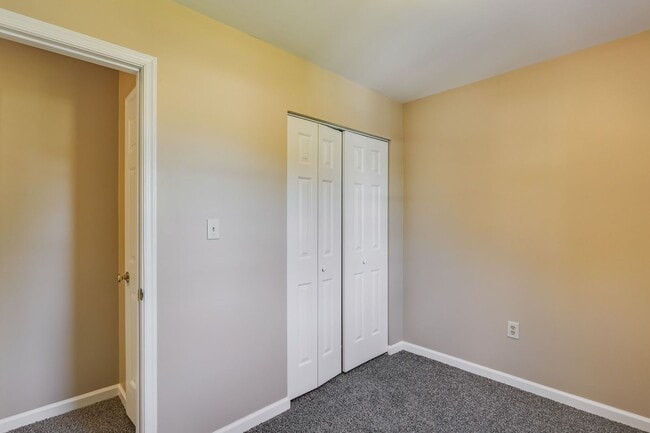 Building Photo - Three bedroom two bathroom end unit townhouse