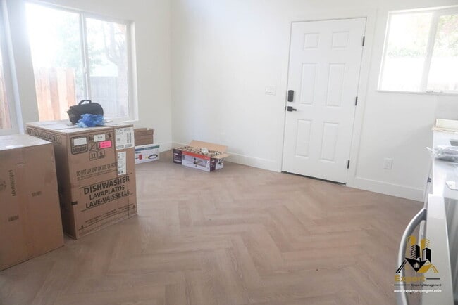 Building Photo - 125 B St