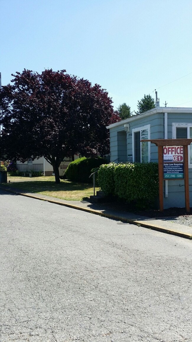 Building Photo - Cozy, partially remodeled 1 bedroom apartm...